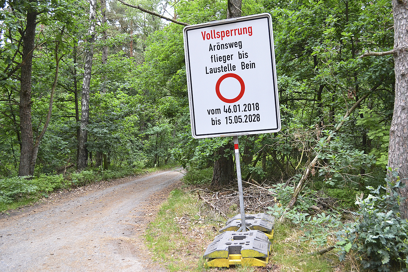Dieses "bearbeitete Schild" stand am Montag noch im Lönsweg