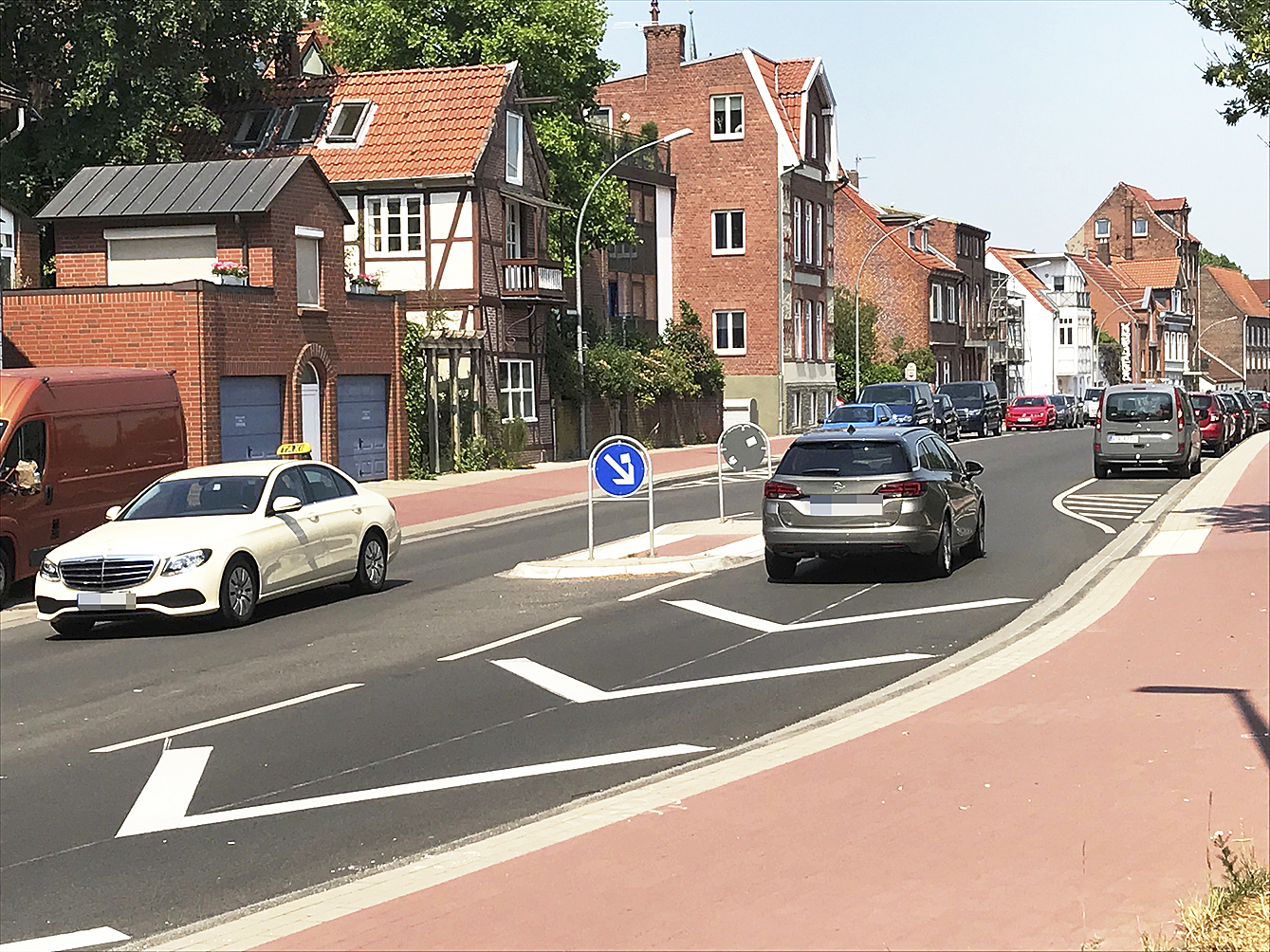 Zehn solcher großen weißen Dreiecke
sollen nun den Verkehr abbremsen