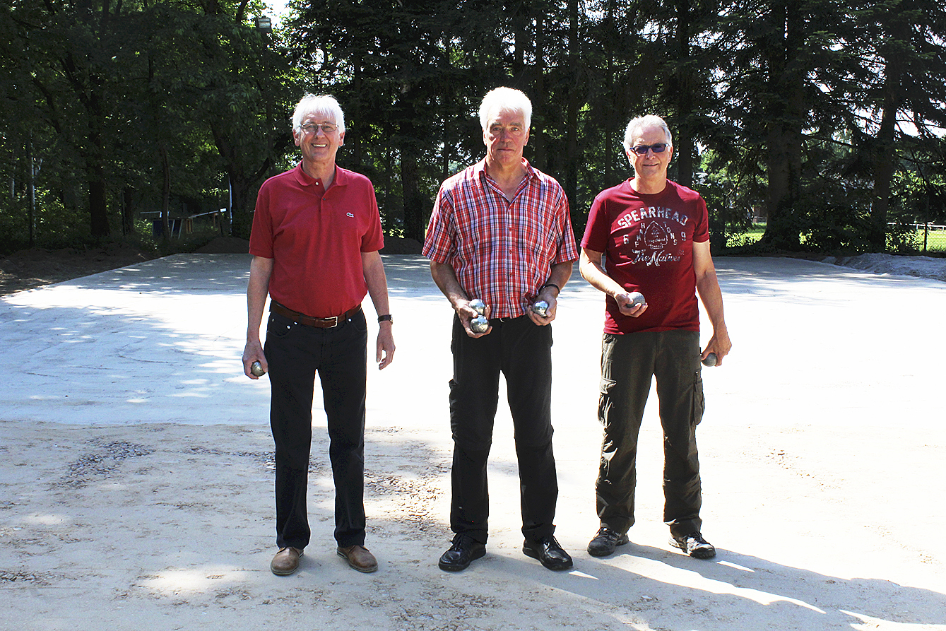 Freuen sich schon darauf, die neuen Bahnen in Betrieb zu nehmen (v. li.): TuS-Vorsitzender Gert Huwald, Hauptsponsor Hans-Hermann König und Abteilungsleiter Michael
Wiegräfe