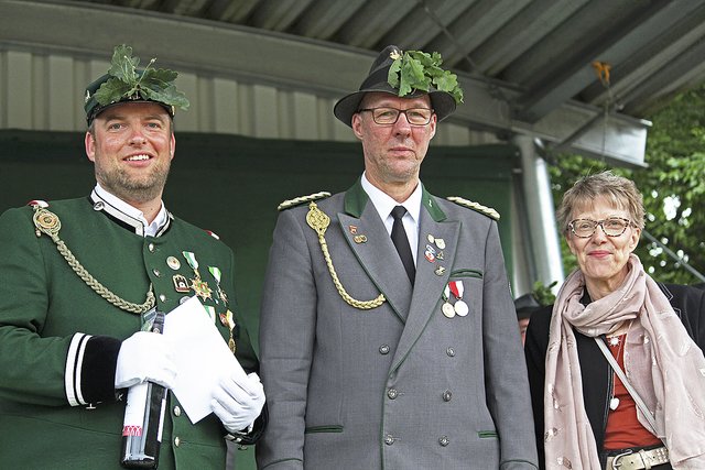 Präsident Torsten Lange (Mitte) ehrte Heike Schley (Bürgerschießen) und 
Stefan Harms (Gästeschießen)