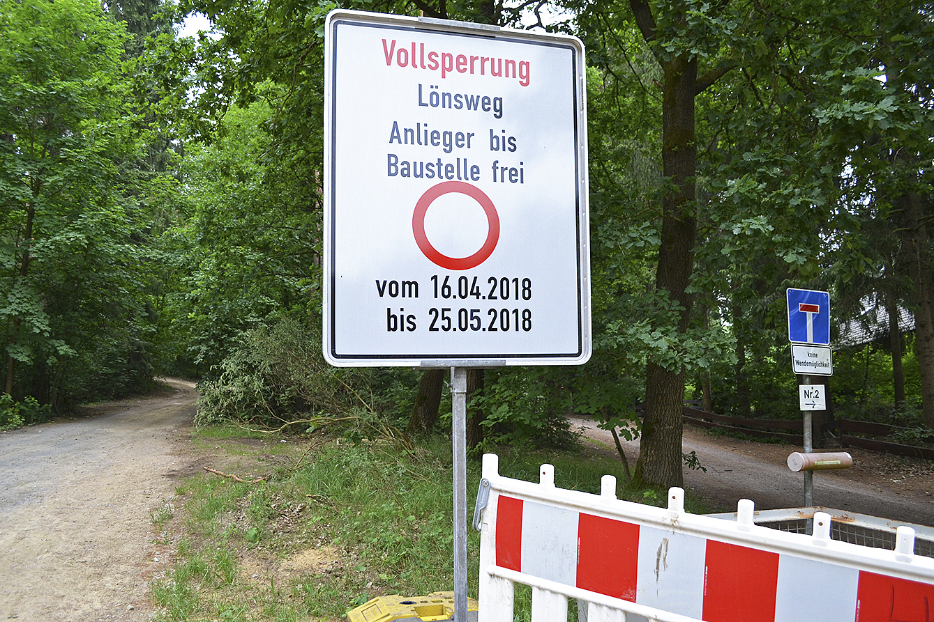Am Anfang des Lönswegs steht das Original-Schild