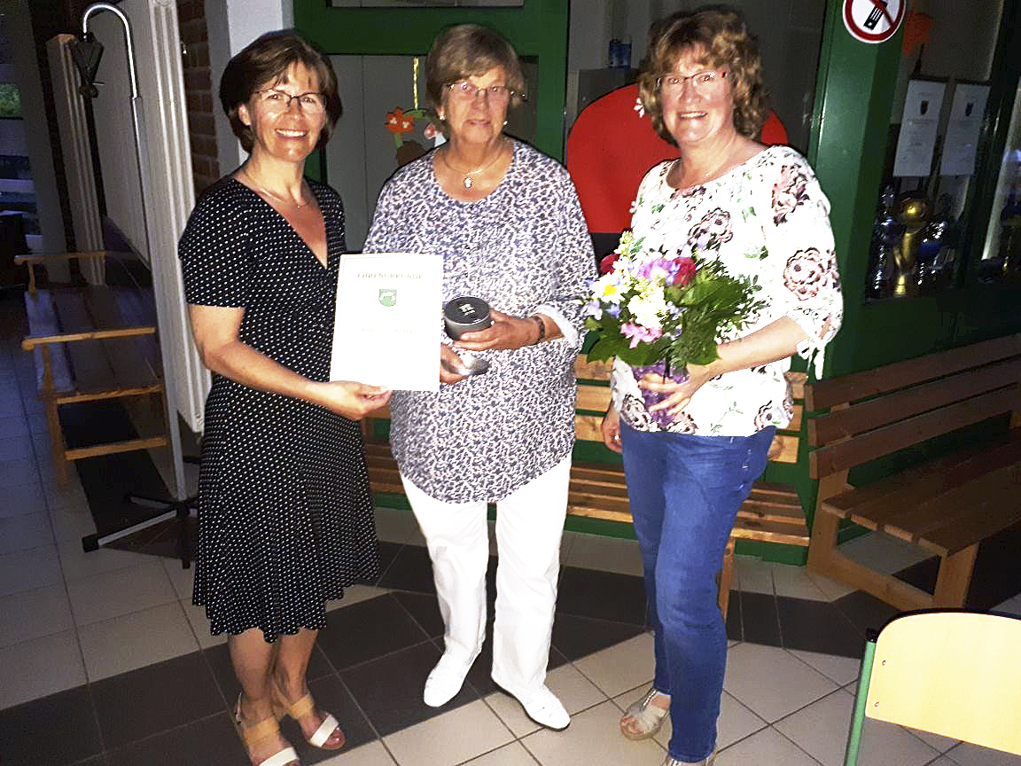 Ortsbürgermeisterin Anke Grabe (Foto li.) und ihre Stellvertreterin Sitta Schwentke (re.) bedankten sich bei Marianne Meyer für ihren Einsatz