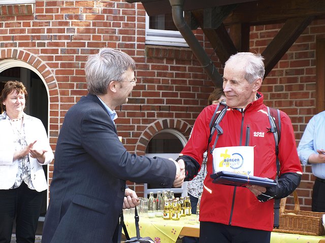 Ein besonderer Tag in Hanstedt: Gemeindedirektor Olaf Muus (li.) begrüßt Professor Christian Pfeiffer
