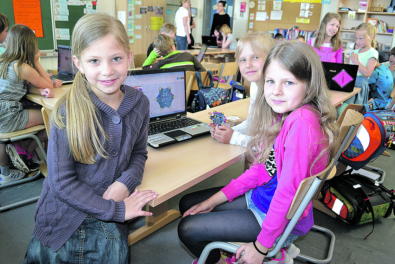 Jolina, Gisele und Ariana (v. li.) sind begeistert
von der Arbeit an PC und Minicontroller