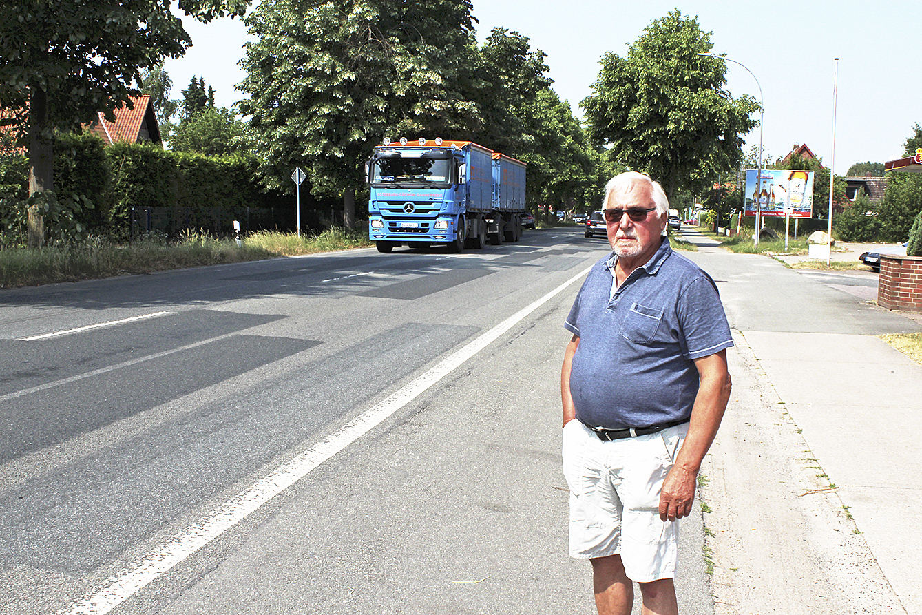 Ernst Pahl in der betroffenen Ortsdurchfahrt Fotos: thl