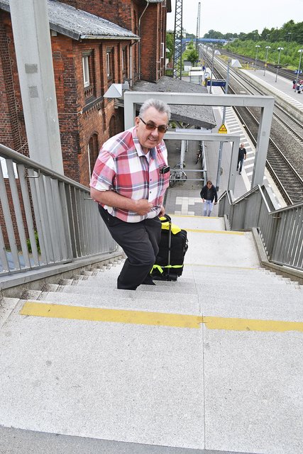 Bahnreisender Jürgen Maack muss sein Gepäck - wie unzählige andere Fahrgäste - wegen des fehlenden Fahrstuhls die Treppen hochschleppen