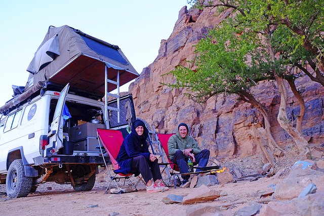 Mit dem Geländewagen in Marokko: Timo und Lisa kochen in der Outdoor-Küche | Foto: Lost Track