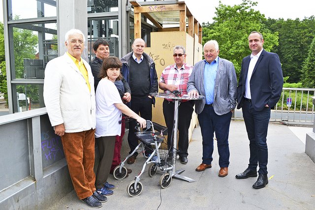 Gesprächsrunde vor der Fahrstuhl-Baustelle (v. li.): Burkhard Allwardt (Tostedter Ratsherr und Mitglied des Fahrgastbeirates), Martin Langer (Leiter Tagesförderstätte der Lebenshilfe), Svenja Matthies (Werkstattrat der Lebenshilfe), Klaus Steinfatt (Fahrgastbeirat), Landtagsabgeordneter Heiner Schönecke und Timo Leven (Leiter Arbeitsbereich Lebenshilfe)