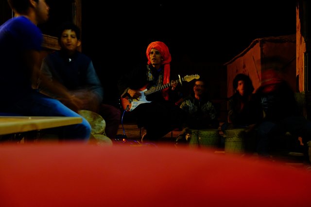Ein Turban-Rocker soliert im Wüsten-Zelt | Foto: Lost Track