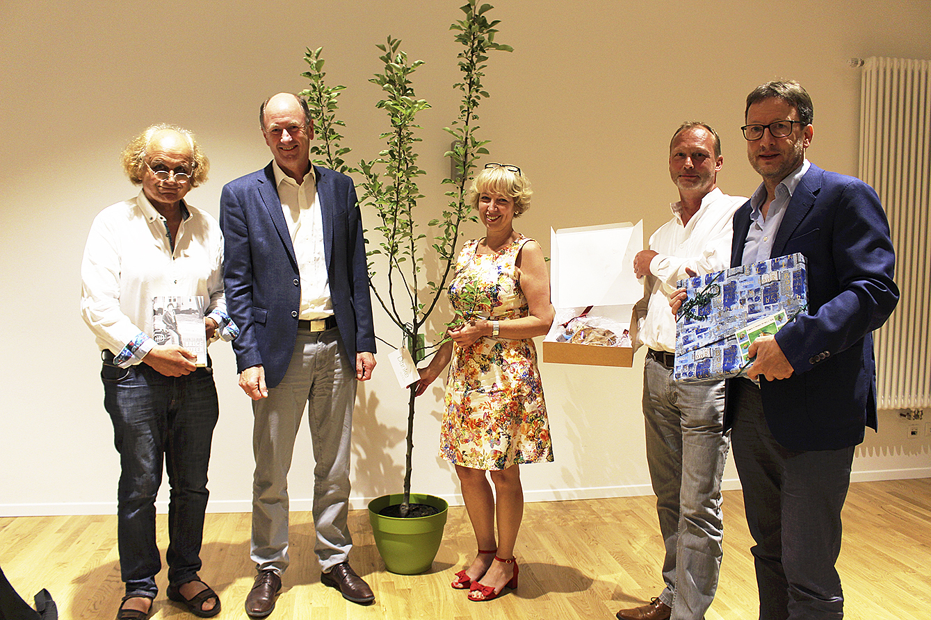 Zum Abschied als Gemeindedirektor gab es für Hans-Heinrich Höper (2. v. li.) unter anderem einen Baum. Karl-Heinz Glaeser (v. li.), Britta Witte, Hansjörg Siede und Steffen Burmeister bedankten sich für Höpers Einsatz