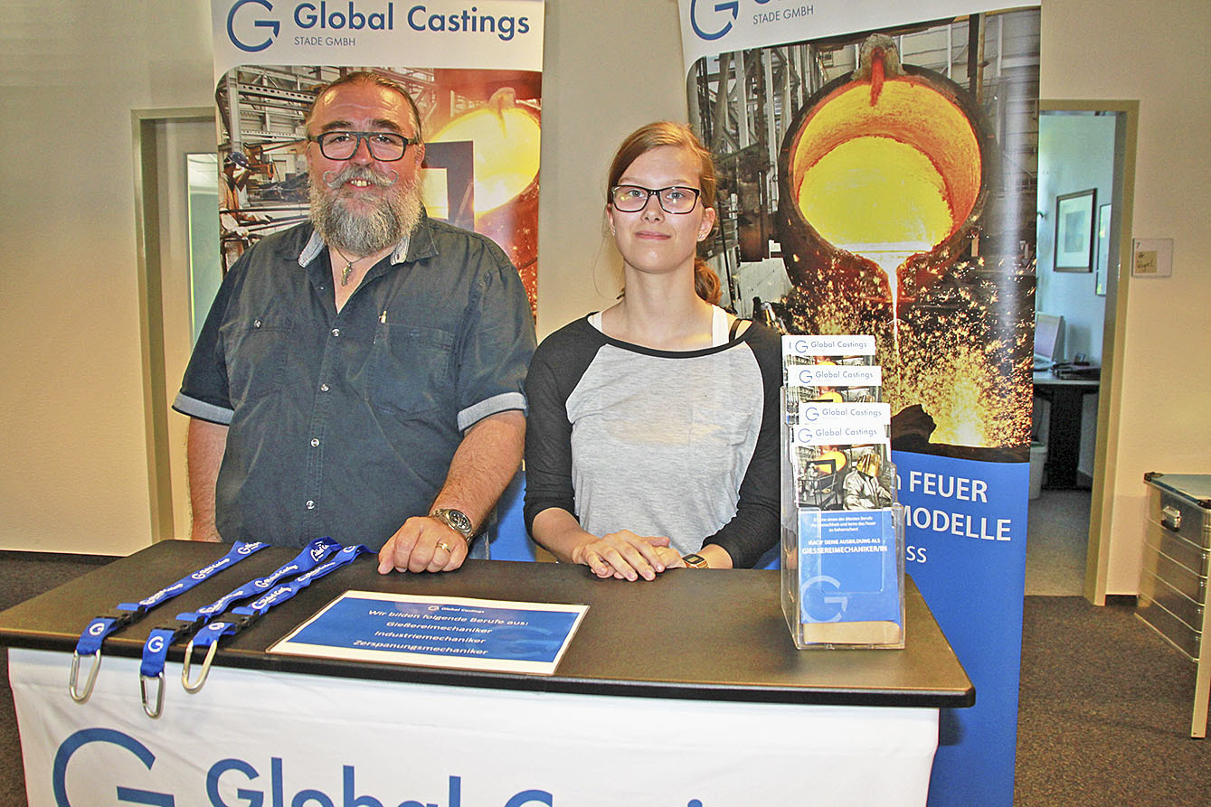 Infos über "heiße Jobs" am Stand von Global Castings: Ausbilder Wolfgang Koll und die angehende Zerspanungsmechanikerin Emmely Moritz