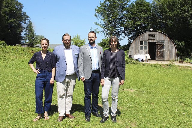 Carina Meyer, Stefan Zimmermann, Alexander Eggert und
Theda Pahl vom Freilichtmuseum am Kiekeberg stellten jetzt das
Großprojekt "Königsberger Straße" vor. Auf der Grünfläche rund um die
Nissenhütte sollen sechs Gebäude aus der Nachkriegszeit entstehen