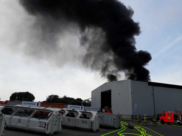 Das Altpapierlager in Ottenbeck brennt