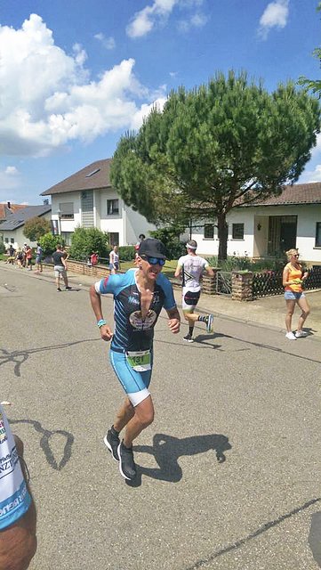 Kampf gegen die Hitze: Sven Papendorf auf der Laufstrecke im Kraichgau