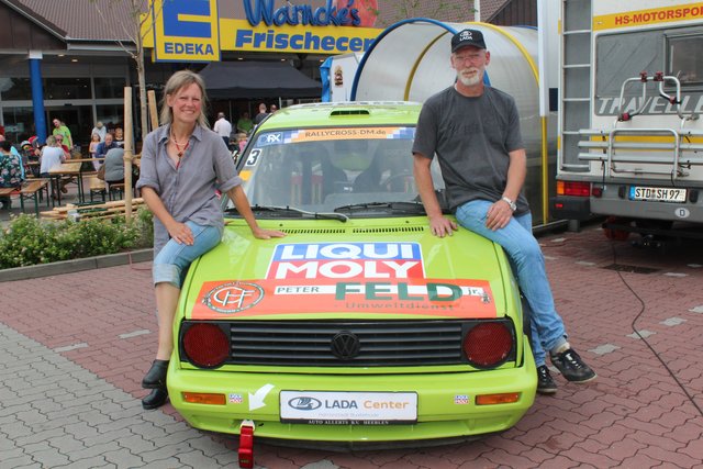 Sven Heck und Karin Mehrkens hatten auch einen Hingucker dabei - einen Golf 2, Baujahr 1987 | Foto: Lena Stehr
