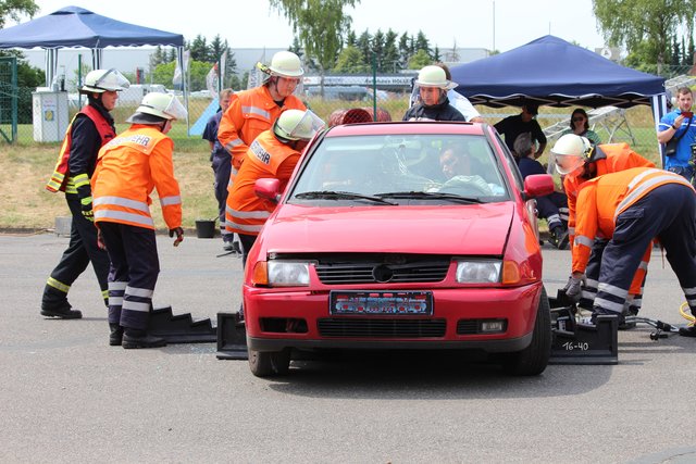 Mitglieder der Freiwilligen Feuerwehr demonstrierten wie eine in einem Auto eingeklemmte Person aus dem Fahrzeug befreit wird