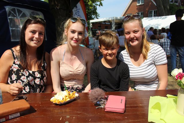 Genossen den Nachmittag auf dem Dorffest (v. li.): Denise Gogolin, Lea Behrens sowie Jannik und Marie Tzschichholtz