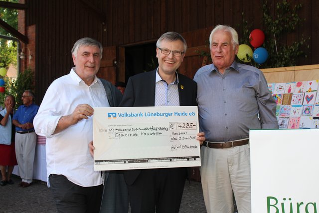 Hermann Buter (re.) übergab einen Scheck in Höhe von 4.285 Euro an Bürgermeister Gerhard Schierhorn (li.) und Gemeindedirektor Olaf Muus für die geplante Hanstedt-Chronik