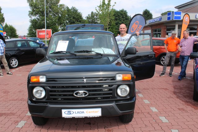 Andreas Fischer, Werkstattleiter bei Lada Automobile, zeigte den beliebten Geländewagen "Taiga" | Foto: Lena Stehr