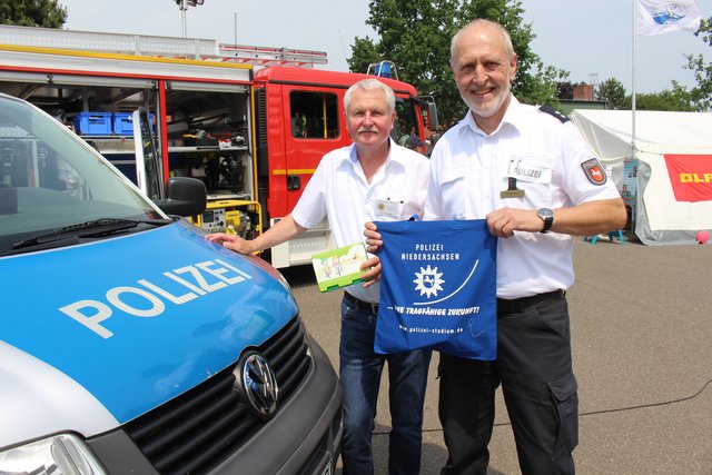 Dirk Poppinga und Heinz-Walter Johanßon vom Präventionsteam der Polizeiinspektion Harburg beantworteten viele Fragen zur Ausbildung bei der Polizei