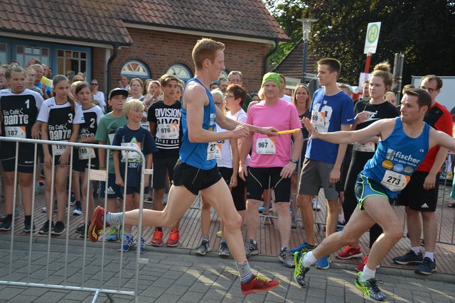 Staffelübergabe bei der siegreichen Staffel Fischer-Mohr Laufteam 2 | Foto: Saskia Corleis