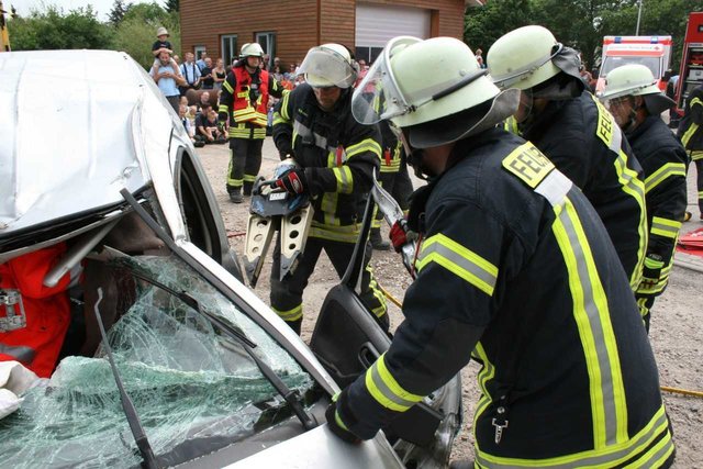 Die Feuerwehrleute zeigten den Besuchern u.a., wie man Eingeklemmte rettet | Foto: Gerrit Peters