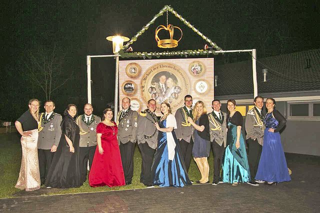Die Königscrew (v. li.): Daiana Arnemann und Leandro Hirsch, Birgit und Tobias Matthies, Katharina Stegen und Stefan Rohrer, Michael Tollmien und Karina Wohlers, Dirk und Nina Vollmer, Dennis und Stefanie Schlegel, Marcus Tollmien und Tina Rolfs | Foto: Johanna von Bröckel