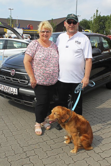 Informierten sich über die neuesten Automodelle: Silvia Bock und Maik Schütt mit Hündin Josie
