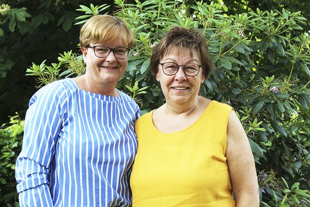 Die amtierende Damenkönigin Bettina Erwin (re.) mit ihrer Adjutantin Martina Reinhardt