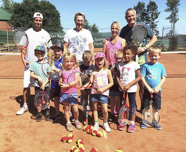 Tennis-Abteilungsleiter Gerhard Brenning (2. v. li.) und die Organisatoren Andreas Rolinski (re.) und André Hoog (li.) freuten sich über den Besuch aus dem Weller
Kindergarten mit Erzieherin Jana Veh