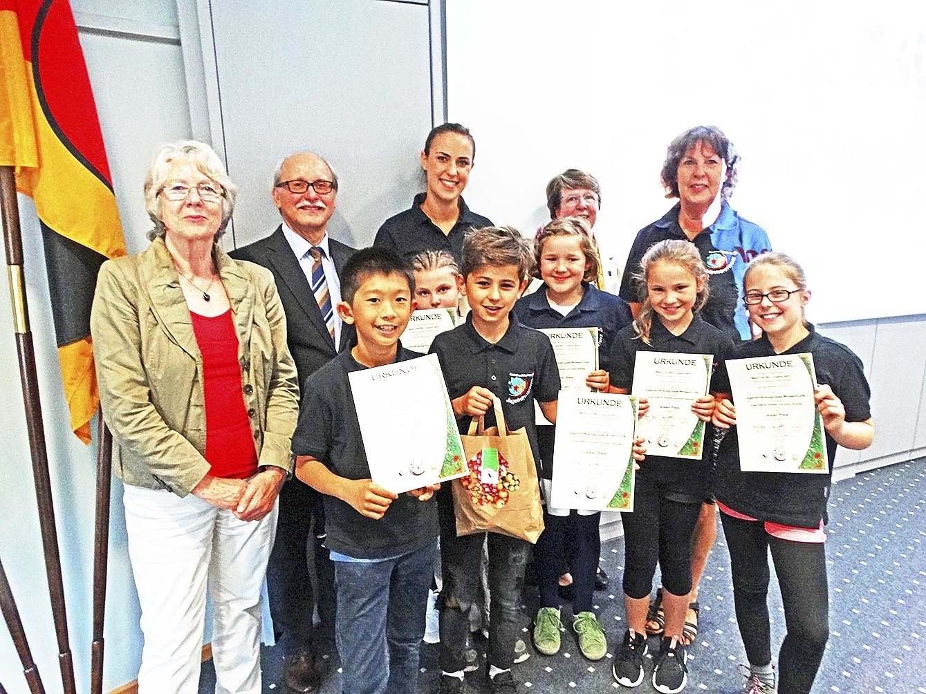 Bei der Preisverleihung: Brigitte Somfleth, Rainer Böttcher (hi., v. li.) und Christa Beyer (2. v. re.) von der Naturschutzstiftung mit Nele (Mi.) und Susanne Brügemann und der von beiden betreuten DRK-Jugendgruppe Winsen