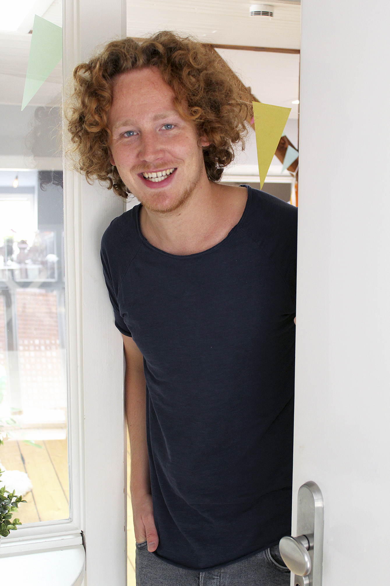 "Bitte eintreten": Gut gelaunt und entspannt empfängt Michael Schulte das WOCHENBLATT in seiner Wohnung in der Buxtehuder Innenstadt