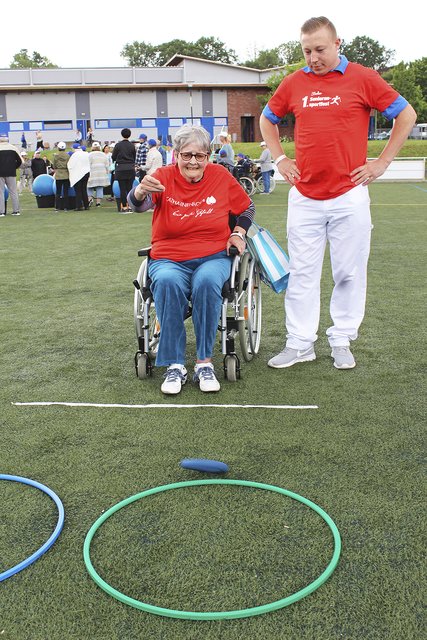 Rollstuhlfahrerin Ilka Wagner beim Ringe-Werfen