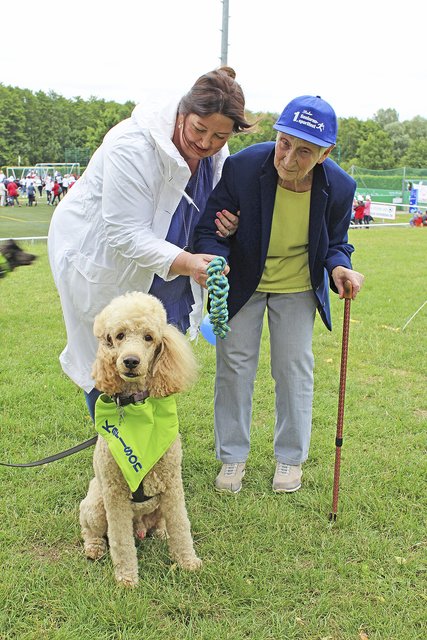 Beim Hundesport: SBB-Kursleiterin Sonja Gröning (li.) und Seniorin Sieglind Gerlach mit Pudel Karlson