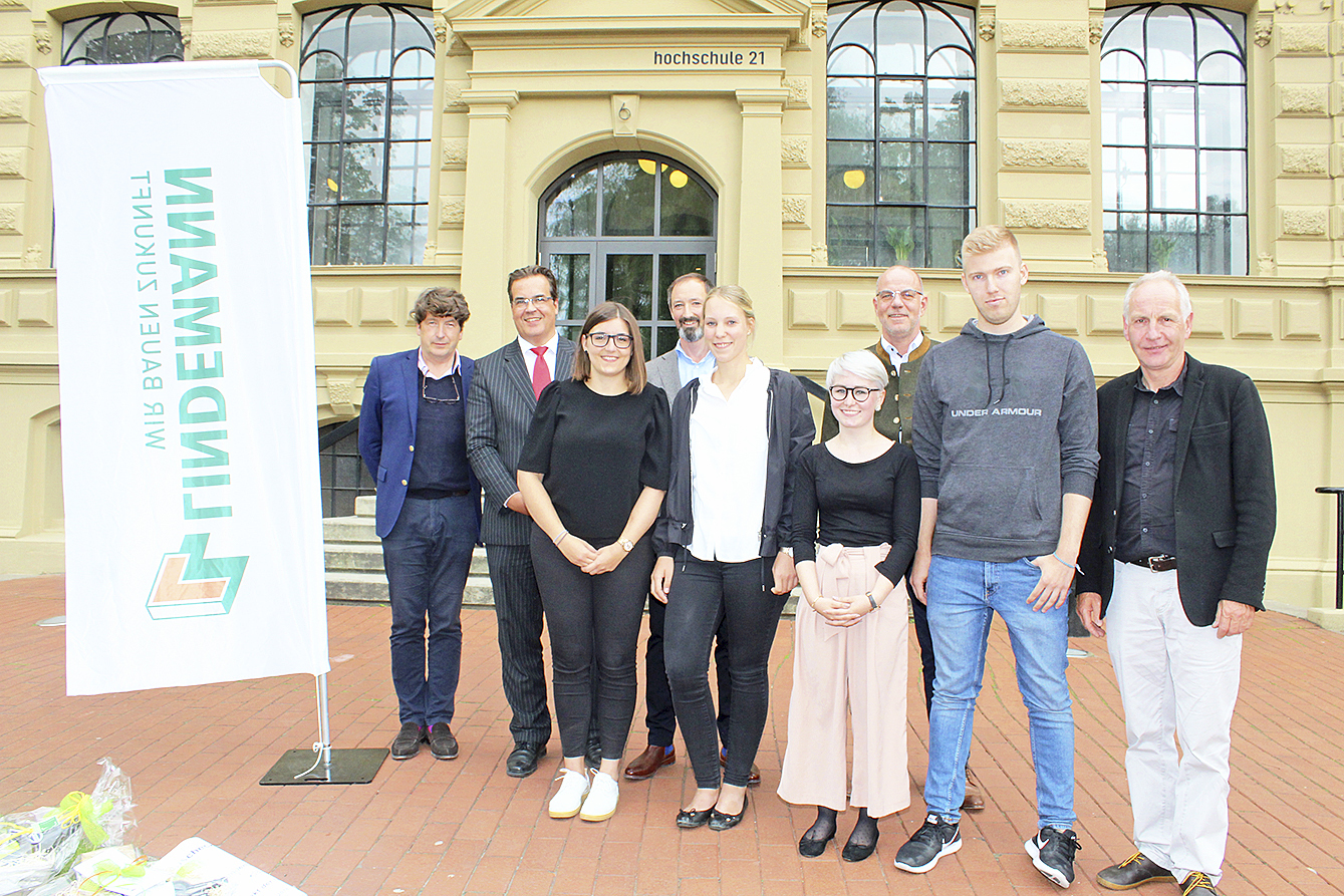 Gewinner und Jurymitglieder (v.li): Prof. Philipp Kamps, Uwe Engel, Julia König, Niels Schütte, Berit Gatzke, Miriam Oehrlein, Klaus Detje, Ole Junker und Prof. Jasper Hermann Foto: tk