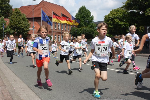 Die meisten Starter hatten traditionell die Kinderläufe um die Pokale des WOCHENBLATT-Verlags