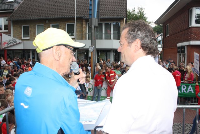 Stadtlauf-Organisator Arno Reglitzky (li.) im Gespräch mit WOCHENBLATT-Geschäftsführer Stephan Schrader
