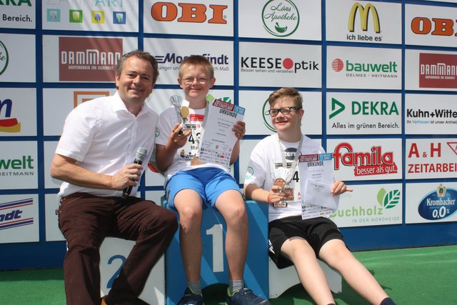 Erstmals wurden auch Schüler mit Handicap geehrt. WOCHENBLATT-Geschäftsführer Stephan Schrader (v. li.) zeichnete u.a. Marc-André Ziebell und Dominik Opel aus
