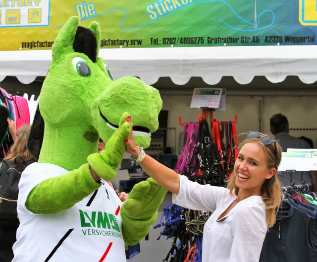Yette Bamberger begrüßt "Pferdi" vom Sponsorenstand
