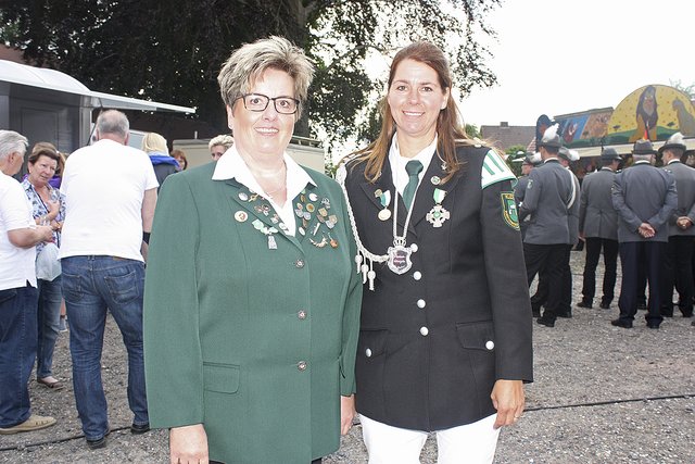 Damenkönigin Tanja 
Schäfer (re.) mit Adjutantin 
Ulrike Matthies