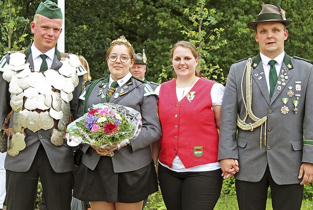 Er reagiert ab jetzt in Moisburg: Schützenkönig Patrick Heins (v. li.) mit Freundin und Königin Tabea Löck und dem Adjutantenpaar Stefanie und Carsten Moser