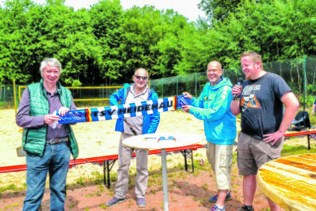 Eröffneten den Beachplatz (v. li.): Bürgermeister Reinhard Riepshoff, Bodo Krebs, Andreas Brand und Nils Fauerbach