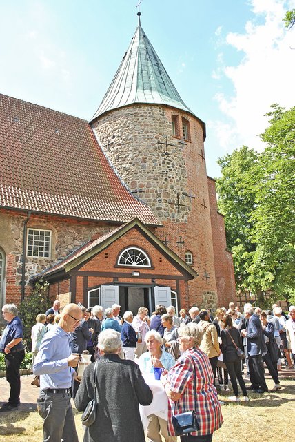 Reger Andrang: Viele Bürger kamen beim Kirchenkaffee nach dem Gottesdienst mit dem neuen Vorstand ins Gespräch