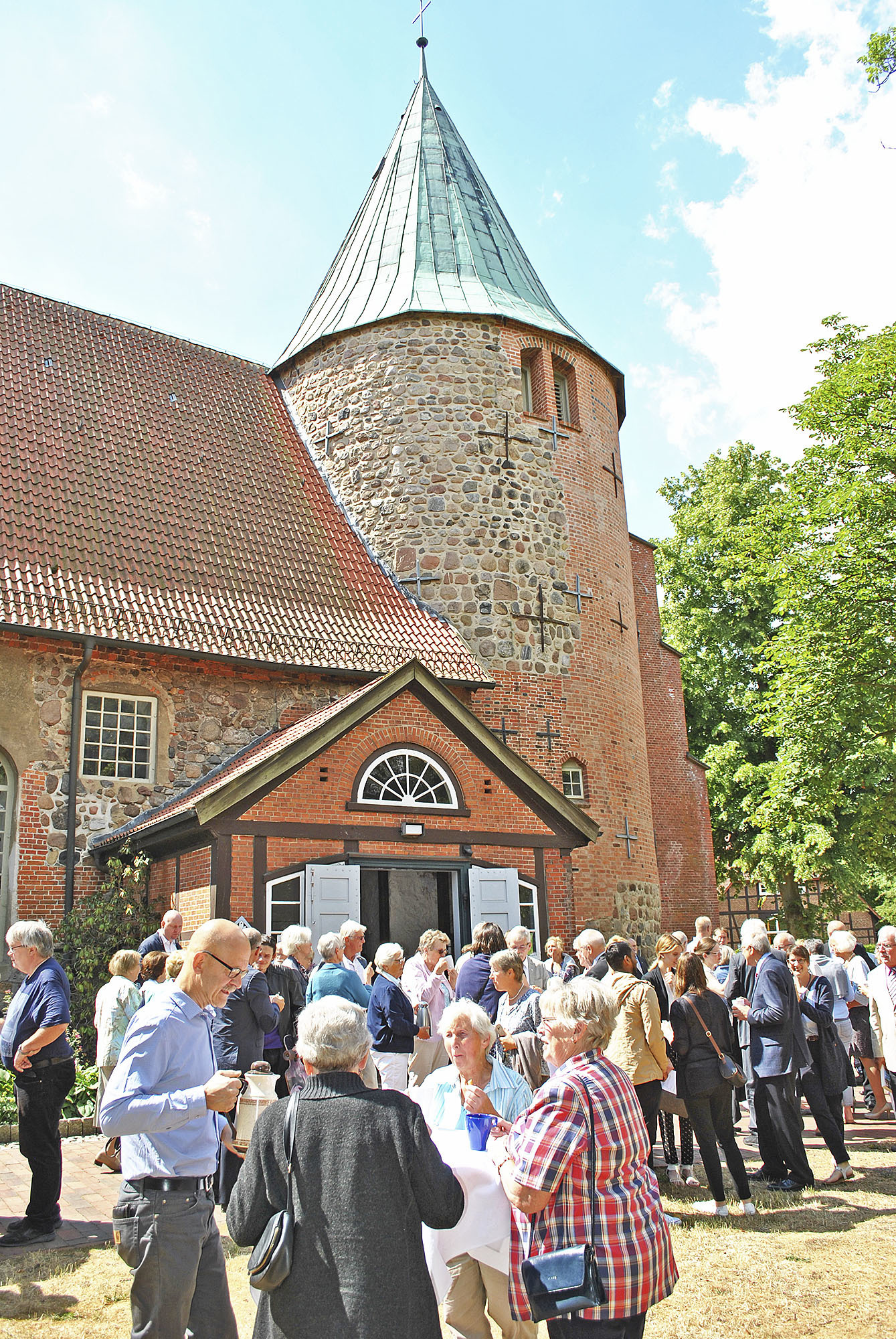 Reger Andrang: Viele Bürger kamen beim Kirchenkaffee nach dem Gottesdienst mit dem neuen Vorstand ins Gespräch