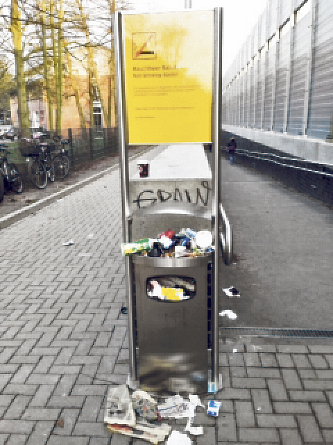 Kein schöner Anblick: ein übervoller
Mülleimer am Bahnhof
