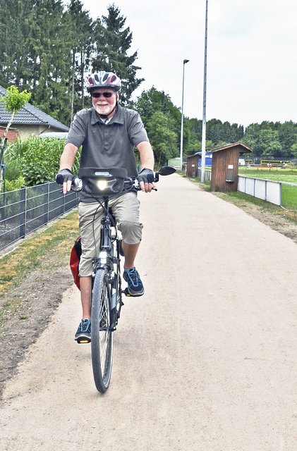 Peter Schwoch fuhr als einer der ersten über den eröffneten Radwege-Abschnitt  Fotos: bim