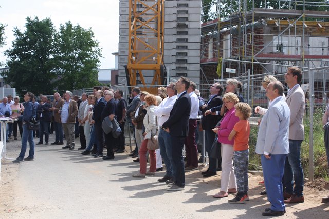 Zahlreiche Gäste aus Wirtschaft, Politik und Gesellschaft waren beim Richtfest zu Gast