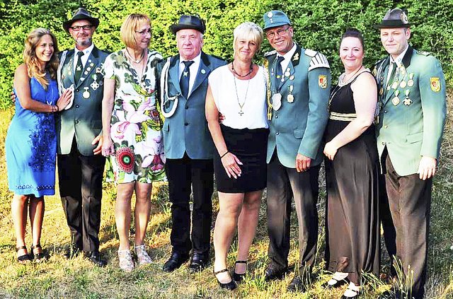 Auf ein gelungenes Königsjahr blicken auch Vizekönig Gerd Riebau (55), genannt "der Kurzentschlossene", und seine Königscrew zurück. Er gehört dem Verein bereits seit vier Jahrzehnten an und war 1986/87 der jüngste König der Vereinsgeschichte des Todtglüsinger Schützenvereins. Außerdem ist er leidenschaftlicher Spielmann. Die Vizekönigscrew (v. li.): Alexander Heyl und Alexandra Bischof, Petra und Dieter Fahje, Sabine Schwarz und Vizekönig Gerd Riebau, Monique und Stefan Kage | Foto: Schützenverein Todtglüsingen
