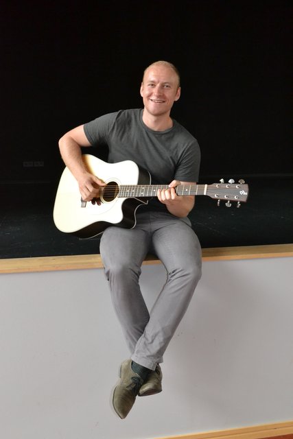 Colten Wimmer gibt ein Konzert im Gymnasium Tostedt