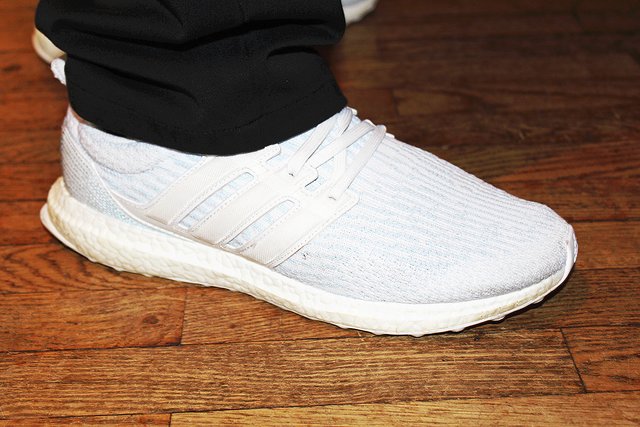 So schick kann Recycling sein: Michael Thews trägt 
Turnschuhe aus Plastik